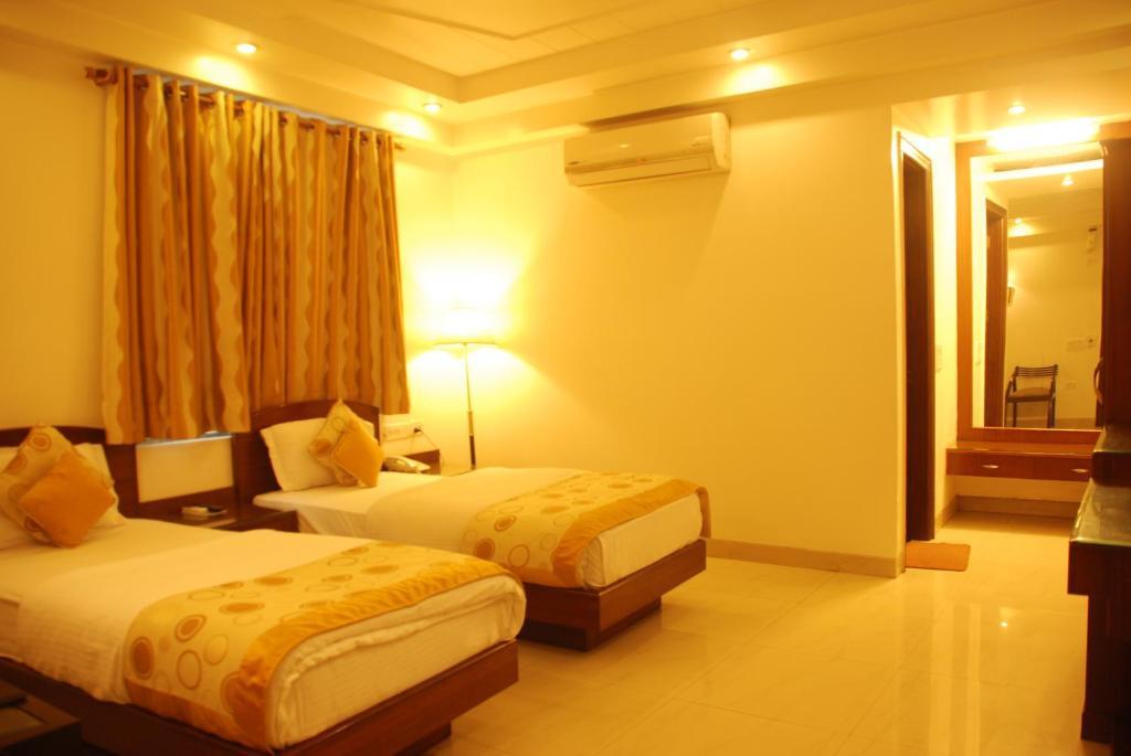 Hotel Shipra International Нью-Дели Экстерьер фото
